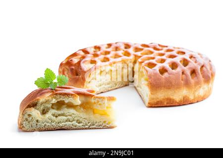 Köstlicher, frisch gebackener Apfelkuchen, isoliert auf Weiß Stockfoto