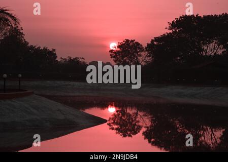 Dramatischer Sonnenaufgang über dem See im Herbst. Stockfoto