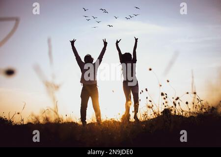 Freiheitspaar lebt frei und genießt das glückliche Leben am valentinstag in den Bergen. Stockfoto