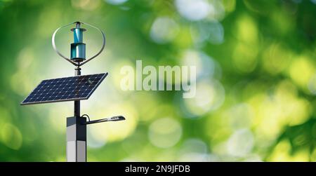 LED-Laterne mit Wind- und Sonnenenergie. Stockfoto