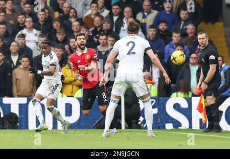 Elland Road, Leeds, Yorkshire, Großbritannien. 12. Februar 2023. Premier League-Fußball, Leeds United gegen Manchester United; Bruno Fernandes von Manchester United reagiert, wenn er von Crysencio Summerville Credit: Action Plus Sports/Alamy Live News von Leeds United angegriffen wird Stockfoto