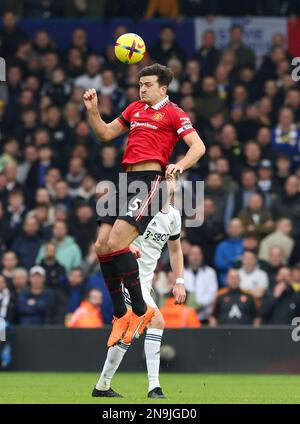 Elland Road, Leeds, Yorkshire, Großbritannien. 12. Februar 2023. Premier League Football, Leeds United gegen Manchester United; Harry Maguire von Manchester United führt den Ball an, und zwar mit Credits: Action Plus Sports/Alamy Live News Stockfoto