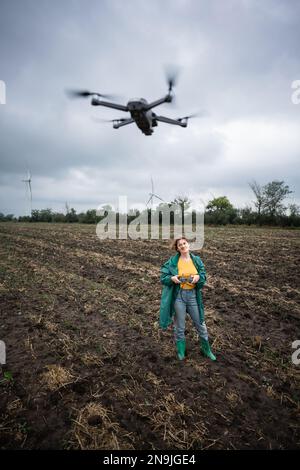 Landwirt mit Drohne auf einem Feld. Intelligente Landwirtschaft und Präzisionslandwirtschaft Stockfoto