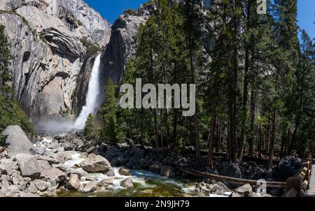 Lower Yosemite Falls an einem sonnigen Tag in Kalifornien, USA Stockfoto