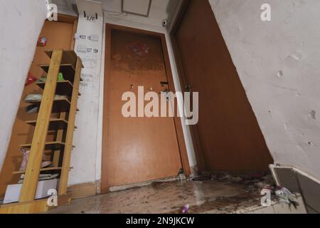 Eine Frau starb, nachdem in einer Wohnung in der Canton Road 927 in Mong Kok ein Feuer ausbrach. 10FEB23 SCMP / Gelee-Tse Stockfoto