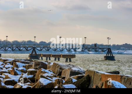 Cleveland, Ohio, USA: 24. Januar 2023: Winterszene am Pier im Edgewater Park am Ufer des Eriesees in Cleveland, Ohio Stockfoto