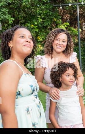 Die Latino-Familie hat Spaß im Freien. Mutter mit ihren zwei Töchtern, die Zeit miteinander verbringen Stockfoto