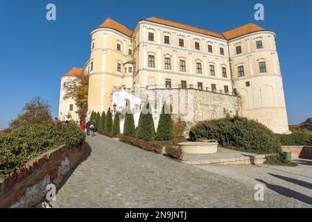 Schloss Mikulov, eine der wichtigsten Burgen in Südmähren, Blick von Mikulov Stadt, Tschechische Republik Stockfoto