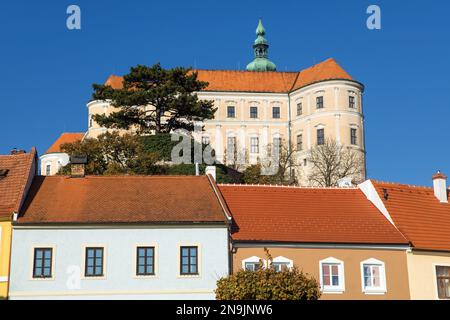 Schloss Mikulov über roten Dächern, eine der wichtigsten Burgen in Südmähren, Blick von der Stadt Mikulov, Tschechische Republik Stockfoto