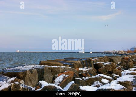 Am winterlichen Ufer des Lake Erie im Edgewater Park in Cleveland, Ohio. Stockfoto