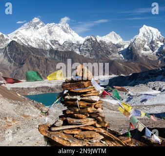 Blick auf Mount Everest, Lhotse und Makalu mit buddhistischen Gebetsfahnen, Mount Everest vom Renjo La Pass aus gesehen - Nepal himalaya Berg, Khumbu Tal Stockfoto