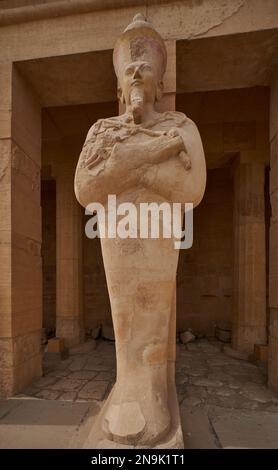 Osiride-Statue der Königin Hatschepsut auf der oberen Terrasse des Leichentempels der Hatschepsut in Luxor, Ägypten Stockfoto