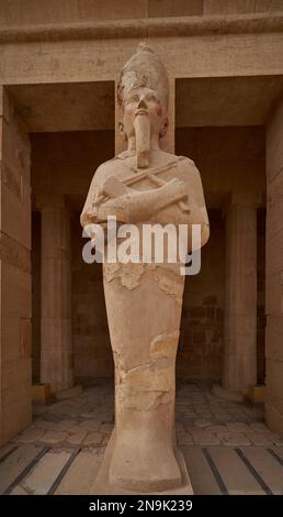 Osiride-Statue der Königin Hatschepsut auf der oberen Terrasse des Leichentempels der Hatschepsut in Luxor, Ägypten Stockfoto