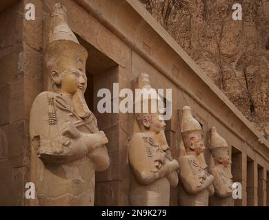 Osiride-Statuen der Königin Hatschepsut auf der oberen Terrasse des Leichentempels der Hatschepsut in Luxor, Ägypten Stockfoto