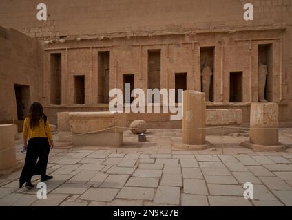 Leichentempel der hatschepsut in Luxor, Ägypten, erbaut während der Herrschaft des Pharaos Hatschepsut der achtzehnten Dynastie Ägyptens. Tageslicht Stockfoto