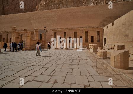 Leichentempel der hatschepsut in Luxor, Ägypten, erbaut während der Herrschaft des Pharaos Hatschepsut der achtzehnten Dynastie Ägyptens. Tageslicht Stockfoto