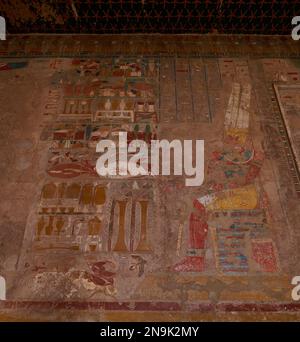 Tempel der Hatschepsut, Luxor Ägypten, mit einer Szene, die gott Ra auf seinem Thron repräsentiert und ihm von der Königin große Opfertische angeboten Stockfoto