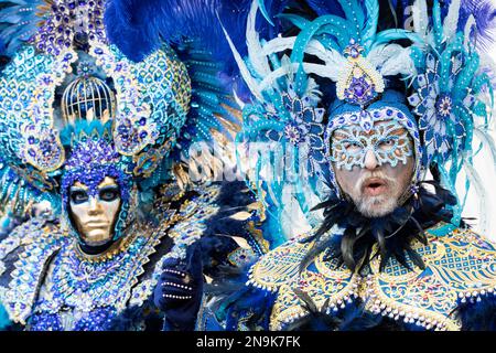 Venedig, Italien. 12. Februar 2023. Venedig, Italien. Reveller tragen farbenfrohe blaue Kostüme für den alljährlichen Karnevale von Venedig. Kredit: Vibrant Pictures/Alamy Live News Stockfoto
