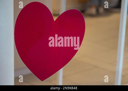 London, Großbritannien – 10. Februar 2023: Geschäfte im Zentrum von London, dekoriert mit roten Herzen, bereit für Liebhaber, Geschenke zum Valentinstag zu kaufen. Kredit: Sinai Noor/Alamy Live News Stockfoto