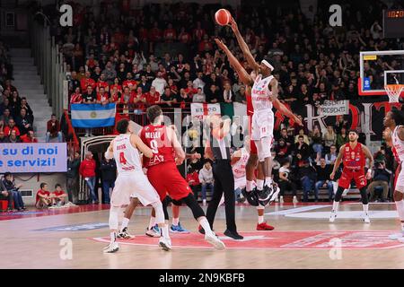 Enerxenia Arena, Varese, Italien, 12. Februar 2023, Beginn des Spiels bei Openjobmetis Varese gegen Emporio Armani Milano EA7 - Italienischer Basketball A-Serie Championship Stockfoto