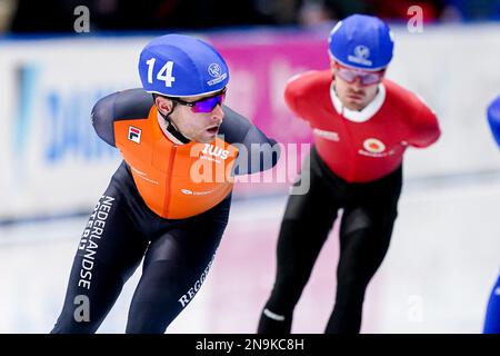 TOMASZOW MAZOWIECKI, POLEN – FEBRUAR 12: Louis Hollaar aus den Niederlanden tritt während der ISU Speed Skating World Cup 5 am 12. Februar 2023 in Tomaszow Mazowiecki, Polen, am Finale des Men's Mass Start (Foto: Andre Weening/Orange Pictures) Stockfoto