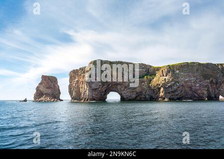 Blick auf den Percé Rock, eine riesige steile Felsformation im Golf von St. Lawrence an der Spitze der Gaspé-Halbinsel in Québec, Kanada, vor der Percé Bay. Stockfoto