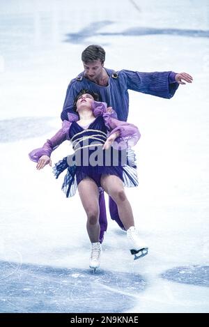 CHRISTOPHER DEAN UND JAYNE TORVILL (GBR) TANZEN ZUM URSPRÜNGLICHEN BOLERO VON RAVEL WÄHREND DER EISKUNSTLAUF-AUSSTELLUNG BEI DEN OLYMPISCHEN WINTERSPIELEN 1994. Stockfoto