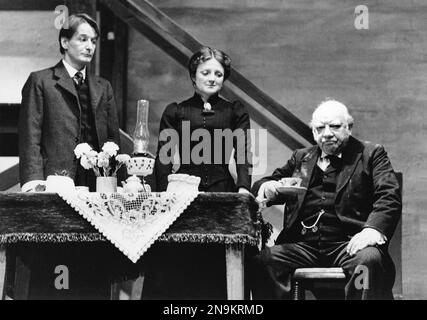 l-r: Ronald Pickup (William Mossop), Julia McKenzie (Maggie Hobson), Arthur Lowe (Henry Horatio Hobson) in HOBSONS WAHL von Harold Brighouse im Lyric Theatre Hammersmith, London W6 02/02/1981 Set Design: Kenneth Mellor Kostüme: Mark Negatio in Beleuchtung: Mark Dawson Regisseur: David Giles Stockfoto