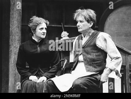 Julia McKenzie (Maggie Hobson), Ronald Pickup (William Mossop) in HOBSON's CHOICE von Harold Brighouse im Lyric Theatre Hammersmith, London W6 02/02/1981 Set Design: Kenneth Mellor Kostüme: Mark Negin Beleuchtung: Mark Dawson Regisseur: David Giles Stockfoto