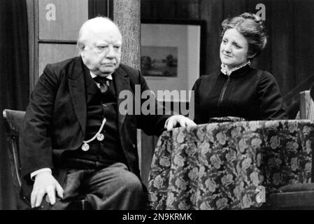 Arthur Lowe (Henry Horatio Hobson), Julia McKenzie (Maggie Hobson) in HOBSON'S CHOICE von Harold Brighouse im Lyric Theatre Hammersmith, London W6 02/02/1981 Set Design: Kenneth Mellor Kostüme: Mark Negin Beleuchtung: Mark Dawson Regisseur: David Giles Stockfoto