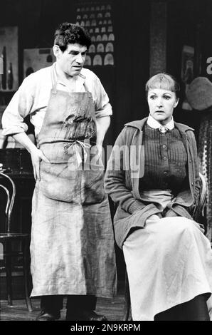 Trevor Peacock (William Mossop), Penelope Keith (Maggie Hobson) in HOBSON's CHOICE von Harold Brighouse im Theatre Royal Haymarket, London SW1 11/02/1982 Set Design: Kenneth Mellor Kostüme: Michael Stennett Beleuchtung: Mark Pritchard Regisseur: Ronald Eyre Stockfoto