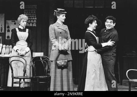 l-r: Belinda lang (Vickey Hobson), Penelope Keith (Maggie Hobson), Anita Carey (Alice Hobson), Trevor Peacock (William Mossop) in HOBSON's CHOICE von Harold Brighouse im Theatre Royal Haymarket, West End, London SW1 11/02/1982 Set Design: Kenneth Mellor Kostüme: Michael Stennor Eritchre Stockfoto