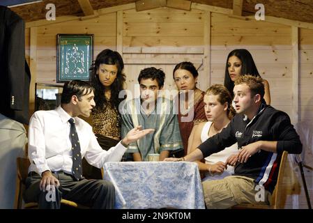 l-r: Paul Bhattacharjee (Hari Hobson), Paven Virk (Ruby Hobson), Richard Sumitro (Ali Mossop), Yasmin Wilde (Durga Dobson), (sitzend) James Kristian (Robbie Ash), (hinten) Vineeta Rishi (Sunita Hobson), Gareth'Farr (angepasst von Steve Harta Harsrigr, SE1 02/07/2003), vom alten Tanta HARSSER: Ultz-Beleuchtung: Matthew Richardson Choreographie: Kitty Malone Regisseur: Richard Jones Stockfoto