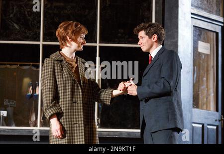 Jodie McNee (Maggie Hobson), Karl Davies (Willie Mossop) in HOBSONS CHOICE von Harold Brighouse im Open Air Theatre, Regent's Park, London NW1 17/06/2014 Design: Ben Stones Beleuchtung: Oliver Fenwick Regisseur: Nadia Fall Stockfoto