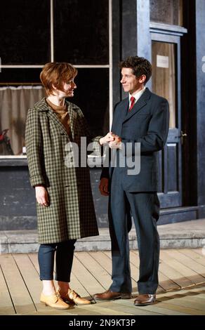 Jodie McNee (Maggie Hobson), Karl Davies (Willie Mossop) in HOBSONS CHOICE von Harold Brighouse im Open Air Theatre, Regent's Park, London NW1 17/06/2014 Design: Ben Stones Beleuchtung: Oliver Fenwick Regisseur: Nadia Fall Stockfoto