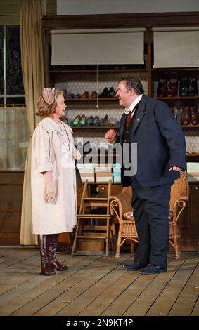 Joanna David (Mrs. Hepworth), Mark Benton (Henry Horatio Hobson) in HOBSONS CHOICE von Harold Brighouse im Open Air Theatre, Regent's Park, London NW1 17/06/2014 Design: Ben Stones Beleuchtung: Oliver Fenwick Regisseur: Nadia Fall Stockfoto