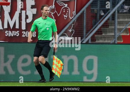 ENSCHEDE, NIEDERLANDE - FEBRUAR 12: Stellvertretender Schiedsrichter Sjoerd Nanninga während des Eredivisie-Spiels zwischen dem FC Twente und dem FC Volendam in De Grolsch Veste am 12. Februar 2023 in Enschede, Niederlande (Foto von Marcel ter Bals/Orange Pictures) Stockfoto