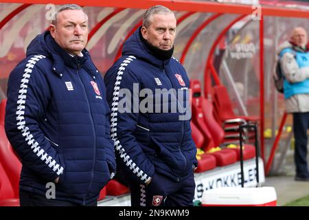 ENSCHEDE, NIEDERLANDE - FEBRUAR 12: Trainer Ron Jans vom FC Twente und Assistenztrainer Adrie Bogers vom FC Twente während des Eredivisie-Spiels zwischen FC Twente und FC Volendam in De Grolsch Veste am 12. Februar 2023 in Enschede, Niederlande (Foto von Marcel ter Bals/Orange Pictures) Stockfoto