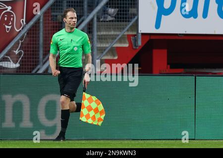 ENSCHEDE, NIEDERLANDE - FEBRUAR 12: Stellvertretender Schiedsrichter Sjoerd Nanninga während des Eredivisie-Spiels zwischen dem FC Twente und dem FC Volendam in De Grolsch Veste am 12. Februar 2023 in Enschede, Niederlande (Foto von Marcel ter Bals/Orange Pictures) Stockfoto