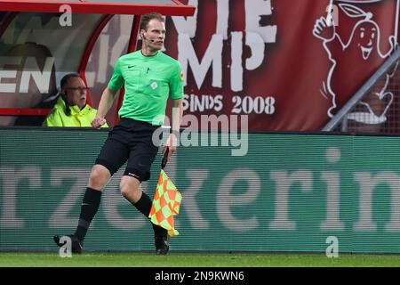 ENSCHEDE, NIEDERLANDE - FEBRUAR 12: Stellvertretender Schiedsrichter Sjoerd Nanninga während des Eredivisie-Spiels zwischen dem FC Twente und dem FC Volendam in De Grolsch Veste am 12. Februar 2023 in Enschede, Niederlande (Foto von Marcel ter Bals/Orange Pictures) Stockfoto