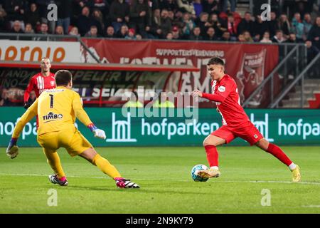 ENSCHEDE, NIEDERLANDE – FEBRUAR 12: Filip Stankovic vom FC Volendam und Manfred Ugalde vom FC Twente während des Eredivisie-Spiels zwischen dem FC Twente und dem FC Volendam in De Grolsch Veste am 12. Februar 2023 in Enschede, Niederlande (Foto von Marcel ter Bals/Orange Pictures) Stockfoto