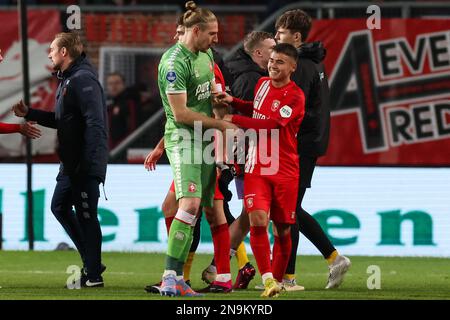 ENSCHEDE, NIEDERLANDE – FEBRUAR 12: Lars Unnerstall vom FC Twente und Manfred Ugalde vom FC Twente während des Eredivisie-Spiels zwischen dem FC Twente und dem FC Volendam in De Grolsch Veste am 12. Februar 2023 in Enschede, Niederlande (Foto von Marcel ter Bals/Orange Pictures) Stockfoto