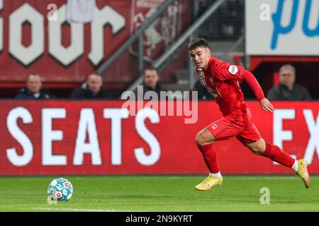 ENSCHEDE, NIEDERLANDE - FEBRUAR 12: Manfred Ugalde vom FC Twente während des Eredivisie-Spiels zwischen dem FC Twente und dem FC Volendam in De Grolsch Veste am 12. Februar 2023 in Enschede, Niederlande (Foto: Marcel ter Bals/Orange Pictures) Stockfoto