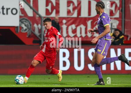 ENSCHEDE, NIEDERLANDE - FEBRUAR 12: Manfred Ugalde vom FC Twente während des Eredivisie-Spiels zwischen dem FC Twente und dem FC Volendam in De Grolsch Veste am 12. Februar 2023 in Enschede, Niederlande (Foto: Marcel ter Bals/Orange Pictures) Stockfoto