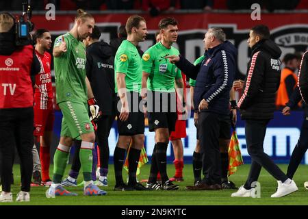 ENSCHEDE, NIEDERLANDE - FEBRUAR 12: Assistenzreferee Sjoerd Nanninga, Referee Joey Kooij und Trainer Ron Jans vom FC Twente während des Eredivisie-Spiels zwischen dem FC Twente und dem FC Volendam in De Grolsch Veste am 12. Februar 2023 in Enschede, Niederlande (Foto von Marcel ter Bals/Orange Pictures) Stockfoto