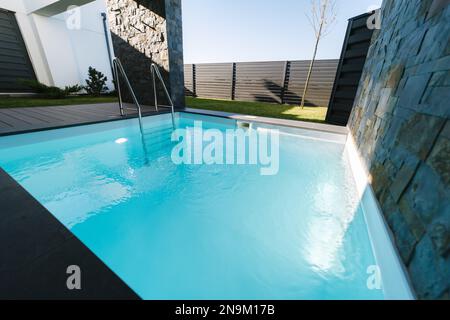 Tauchbecken mit kaltem Wasser, das nach dem Entspannen in der Sauna zubereitet wird. Der Pool ist mit Wasser gefüllt Stockfoto