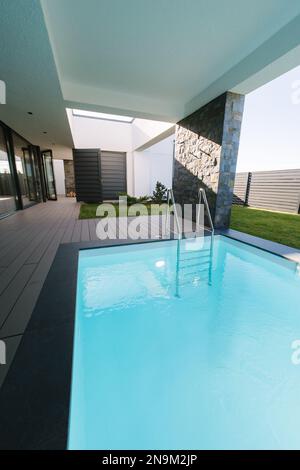 Tauchbecken mit kaltem Wasser, das nach dem Entspannen in der Sauna zubereitet wird. Der Pool ist mit Wasser gefüllt Stockfoto