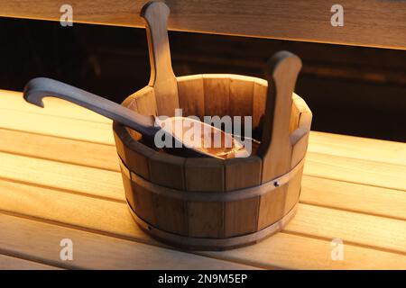 Nahaufnahme verschiedener Saunazubehör in einer Holzsauna. Finnischer Saunaraum mit Trockendampf Stockfoto