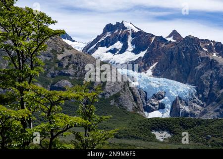 Blick auf den wunderschönen Gletscher Piedras Blancas während der Wanderung zur Laguna de los Tres und zum Mount Fitz Roy in Patagonien, Argentinien, Südamerika Stockfoto