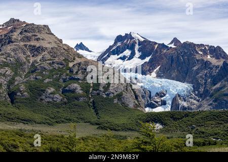 Blick auf den wunderschönen Gletscher Piedras Blancas während der Wanderung zur Laguna de los Tres und zum Mount Fitz Roy in Patagonien, Argentinien, Südamerika Stockfoto